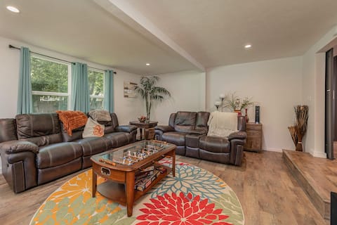 Stylish Modern Home: Entertaining Den & Prime Loca