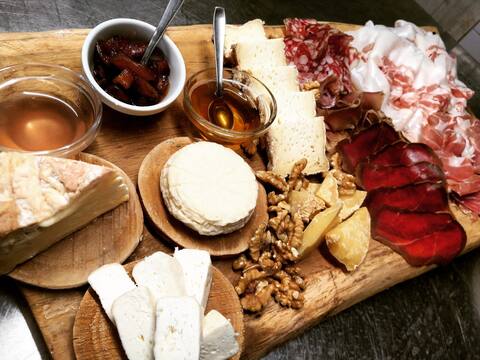 Great cuisine, natural wines and massages - 5 Terre
