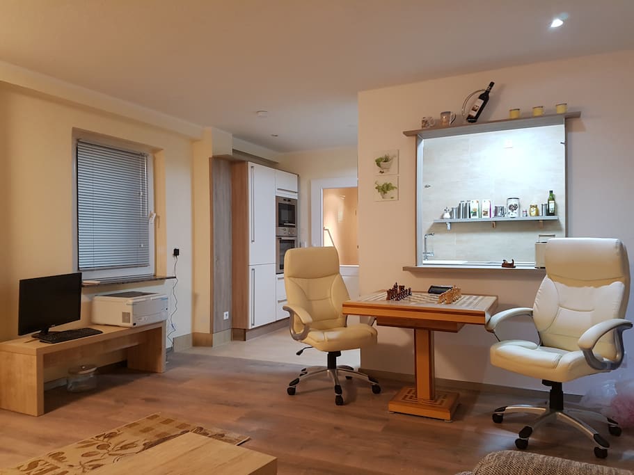 Wohnzimer mit Blick zur Wohnküche
