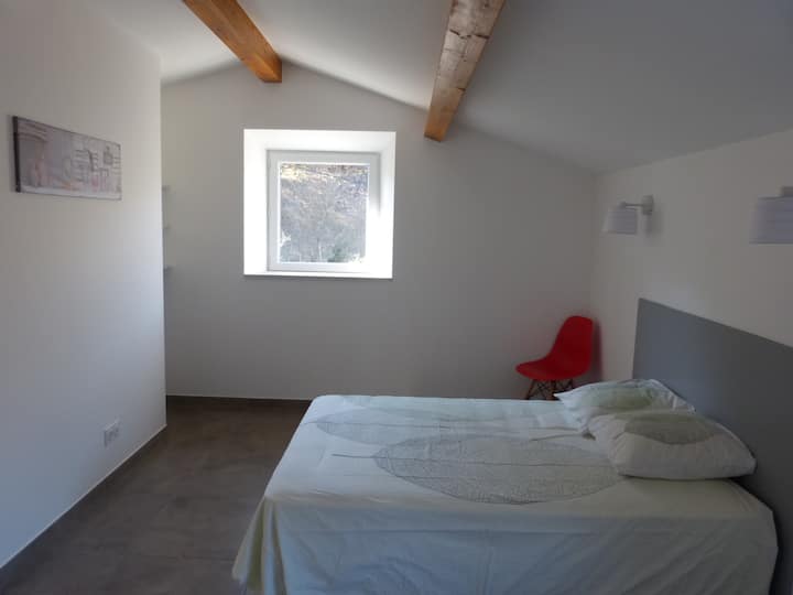 спална соба 1 со кревет во бања 140x190