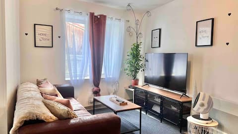 2 bedroom house Downtown / TV / Wifi