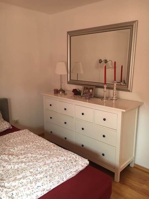 Schlafzimmer 1