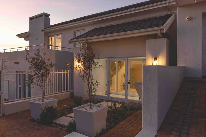 Luxury Blouberg Beach Villa gallery image 3