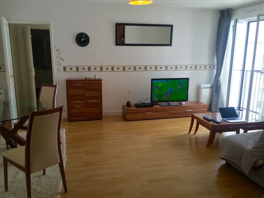Large and light 26m2 living room