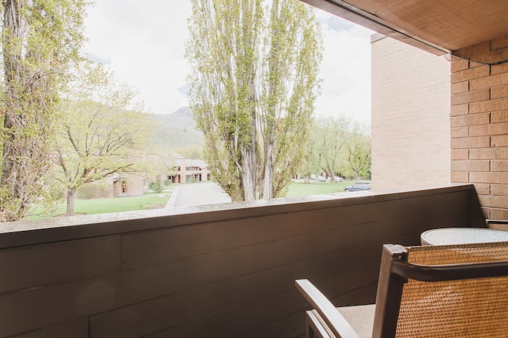 ระเบียงนอกห้องนอนใหญ่ห้องที่สองเก้าอี้บาร์และโต๊ะให้ผ่อนคลายเมื่ออากาศไม่กรอบเกินไป 

ท่าเรือของพาร์คซิตี้เมาน์เทนรีสอร์ทที่เห็นเป็นฉากหลังหรือเป็นที่คาดการณ์ก่อนหน้านั้น:)