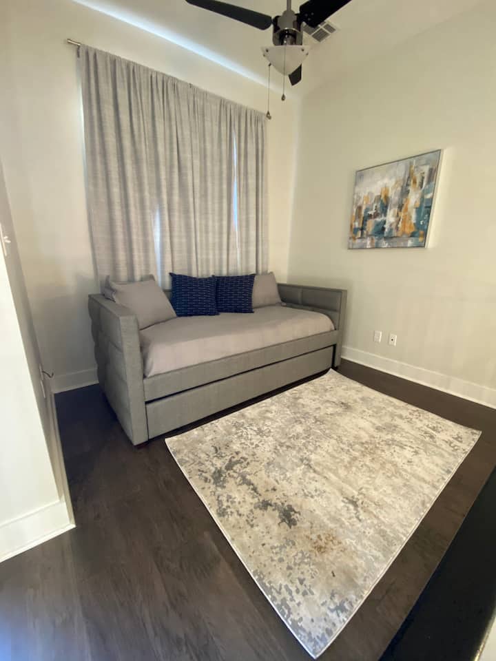 אזור לופט עם מיטת יום + Trundle (2 תאומים, מקום ל -2). 