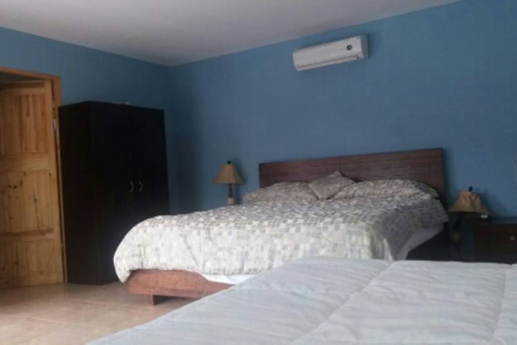 Recamara principal con cama King Size y 2 camas Twin