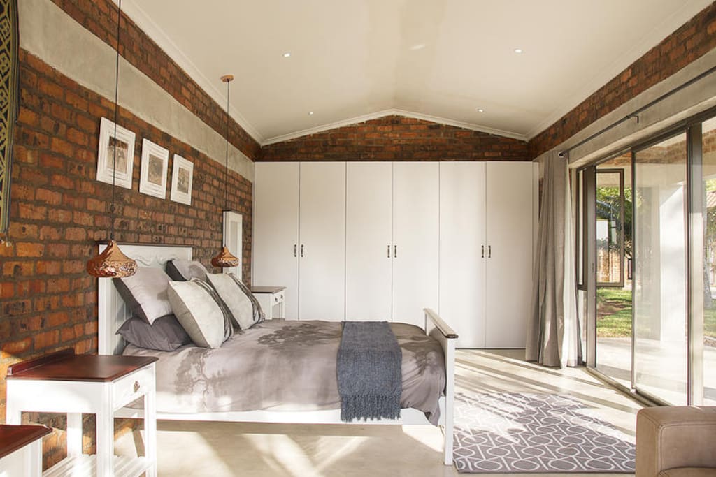 Sable Queen Bedroom photo 2