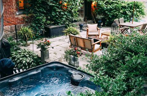 Hideaway: Upscale Victorian Coach House