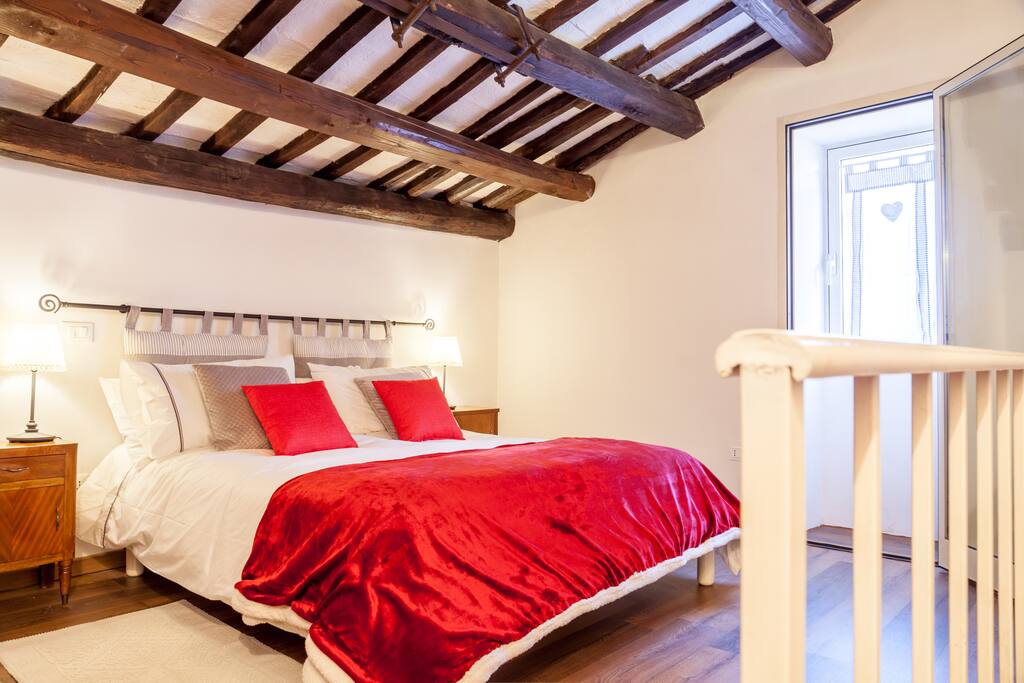 mezzanine double bedroom with king size bed | mansarda con camera da letto matrimoniale