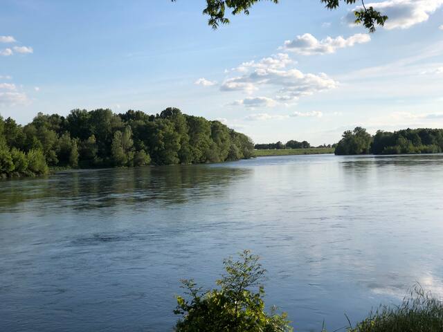 SMIL’ 8 AND  BE HAPPY IN TOURS!