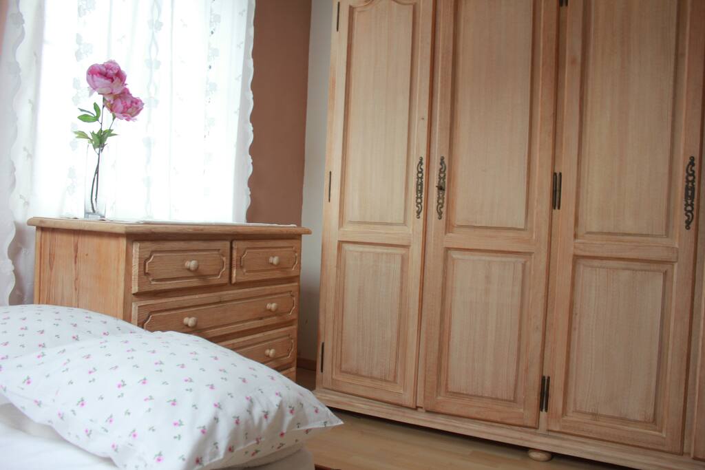 Schlafzimmer mit Fernsehen