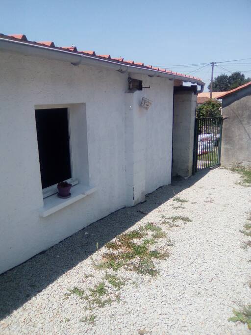 La chambre est dans la dépendance de ma maison, calme assuré ! l'entrée se fait par le portail au fond
