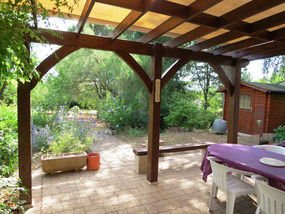 La terrasse orientée plein Sud est idéale pour les déjeuners au soleil