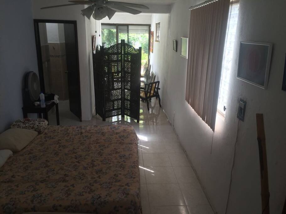 Cama y baño de la habitación