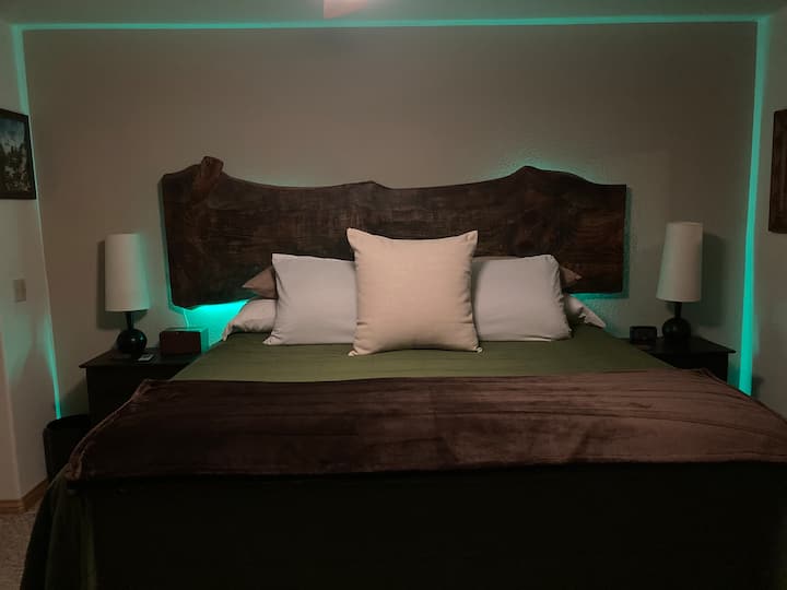 Основна спалня с подсветка, която добавя прекрасна атмосфера към стаята