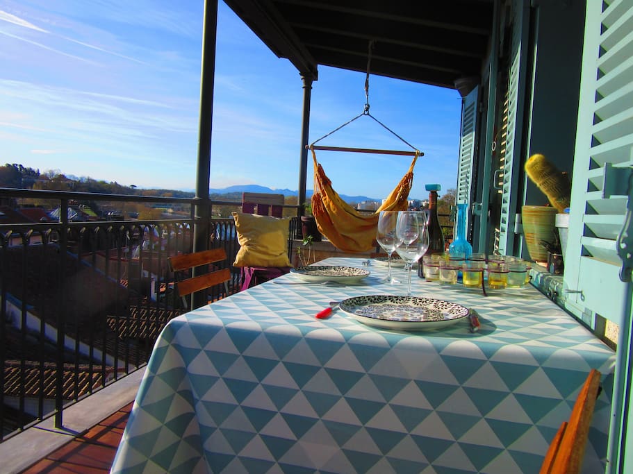 orientée à l ' est , repas pris en terrasse