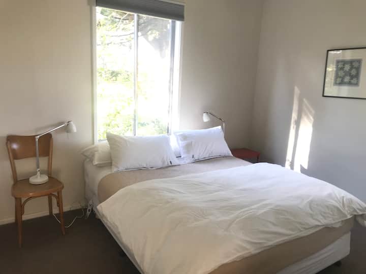 Este es el dormitorio. La cama siempre está hecha con sábanas de algodón 100 por ciento (lavadas por mí en un lavado de 90 grados). Limpio la cubierta del dooner cada vez y las sábanas están secadas en la línea. 