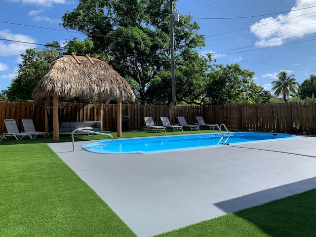 Hollywood Sunshine Resort – 2 House’s and Hot Tub gallery image 2