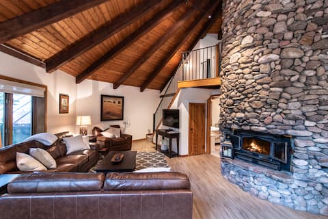 Popular Airbnb listing: Deep Powder Hut - Ski and sun in Vail, CO in Vail