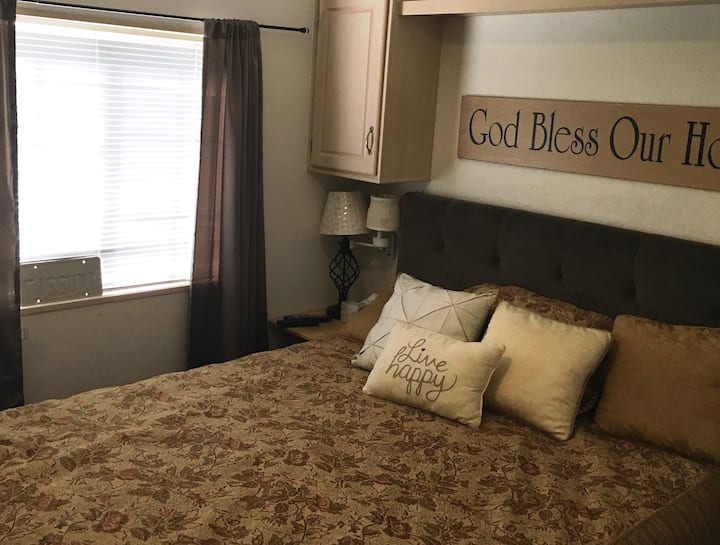 ملكة مريحة وتلفزيون كبير للاسترخاء.