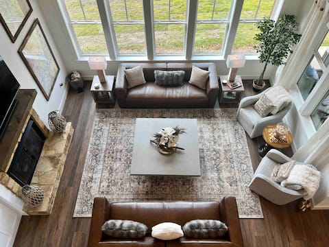 Popular Airbnb listing: Lakefront Home, Dock, Kayaks, Fire Pit, Pool Acess in Alexander City / Lake Martin