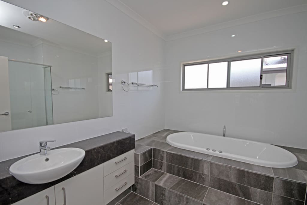 Main Bathroom with Spa