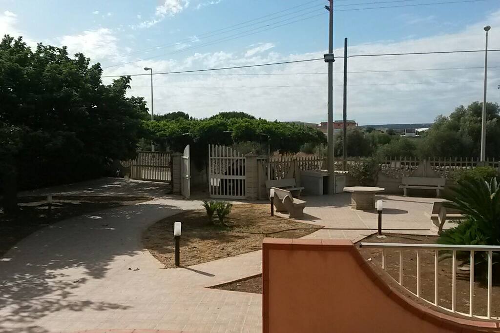 Il giardino con posto macchina