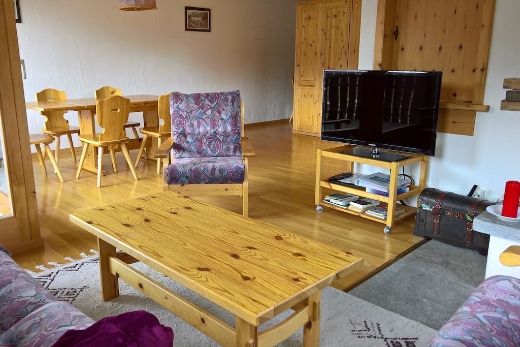 Wohnzimmer mit Sitz-Ecke vor TV und Kamin
