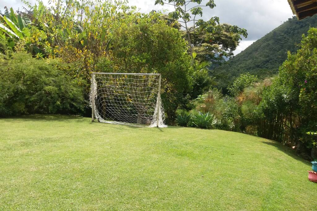 Campo de futebol da casa exclusivo para seu grupo de amigos e família.