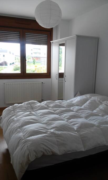 Habitación luminosa y acogedora con cama matrimonial (1,50), armario, mesita y làmpara.