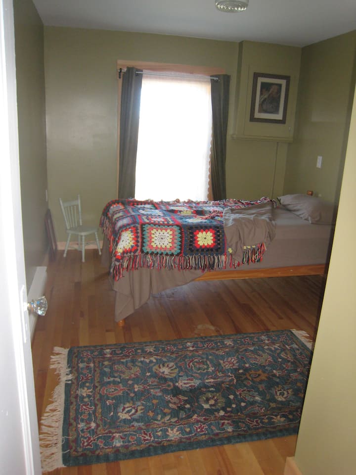 Upstairs bedroom for 1 with field and sea view