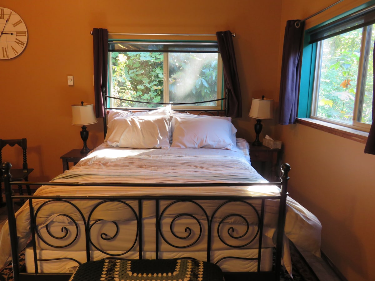 Krevat dopio "queen", çarçafë të butë, shumë jastëkë