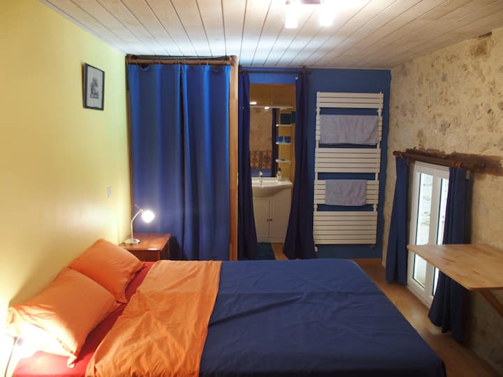 Izba „Švédsko“ s manželskou posteľou, rozkladacou pohovkou pre dve osoby, nástenným výťahom, oknom smerom k verande a súpravou vlastnej kúpeľne