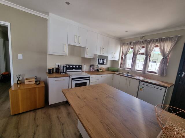 Peaceful, Cheerful, Family Friendly 3Bedroom house gallery image 3