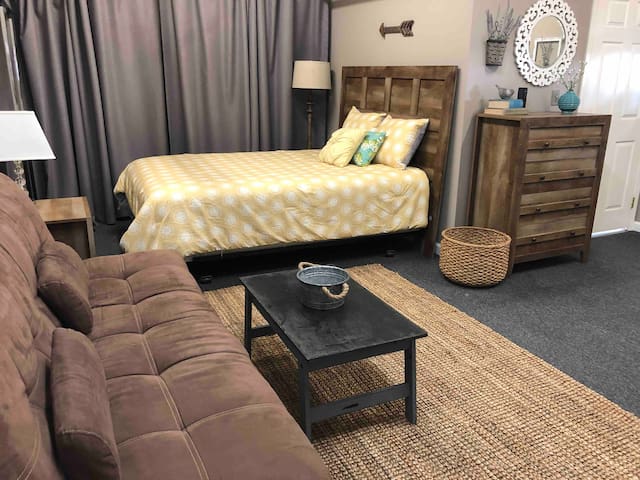 Fantastic Location, Clean, Prvt Bath & Entrance