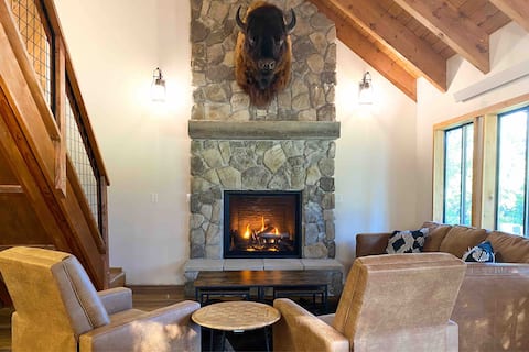 Buffalo Cabin -charming Alpine retreat w/ king bed