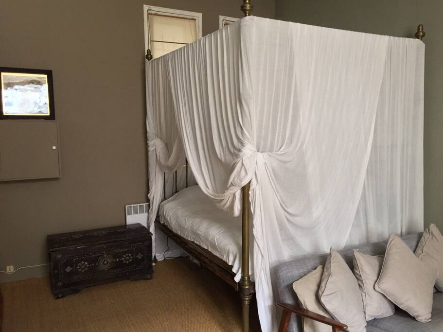 Large 4 poster bed
