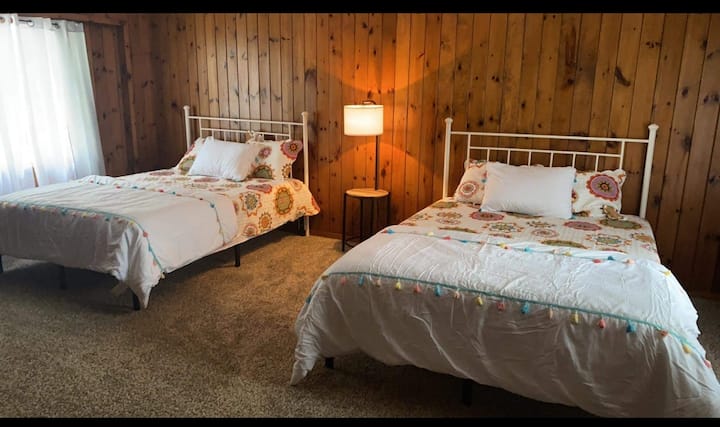 เกสต์เฮาส์ห้องนอนกว้างขวางพร้อมเตียงควีนไซส์ 2 หลังนอนได้ 4 คน