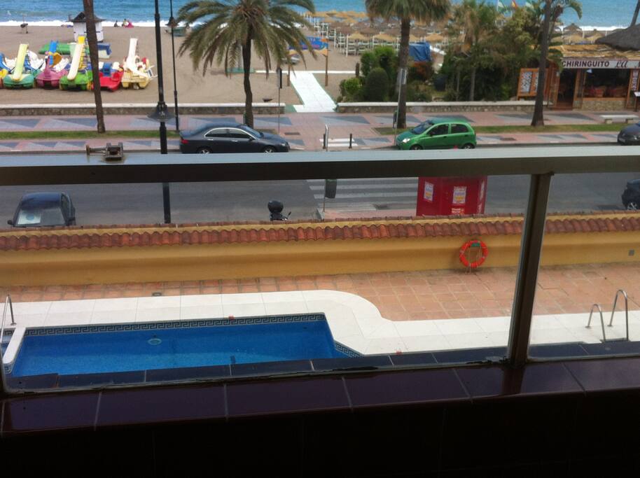 la piscina y la playa desde la terraza