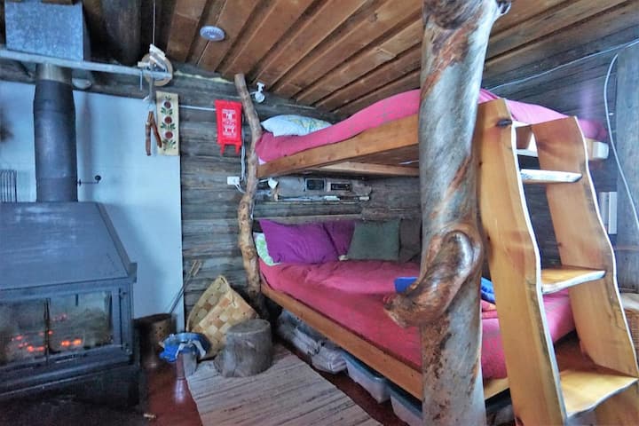 Двуетажно легло. Осигурени са одеяла. Носете си собствени  спални чували, ако е възможно. Ширина на леглото 110 см. Лампи за четене на двете легла. 
Под матрака има изключително мека постелка за сън. 
Използвайте много одеяла, ако ви е студено. Вдигнати чорапи се предлагат в дървена кутия.