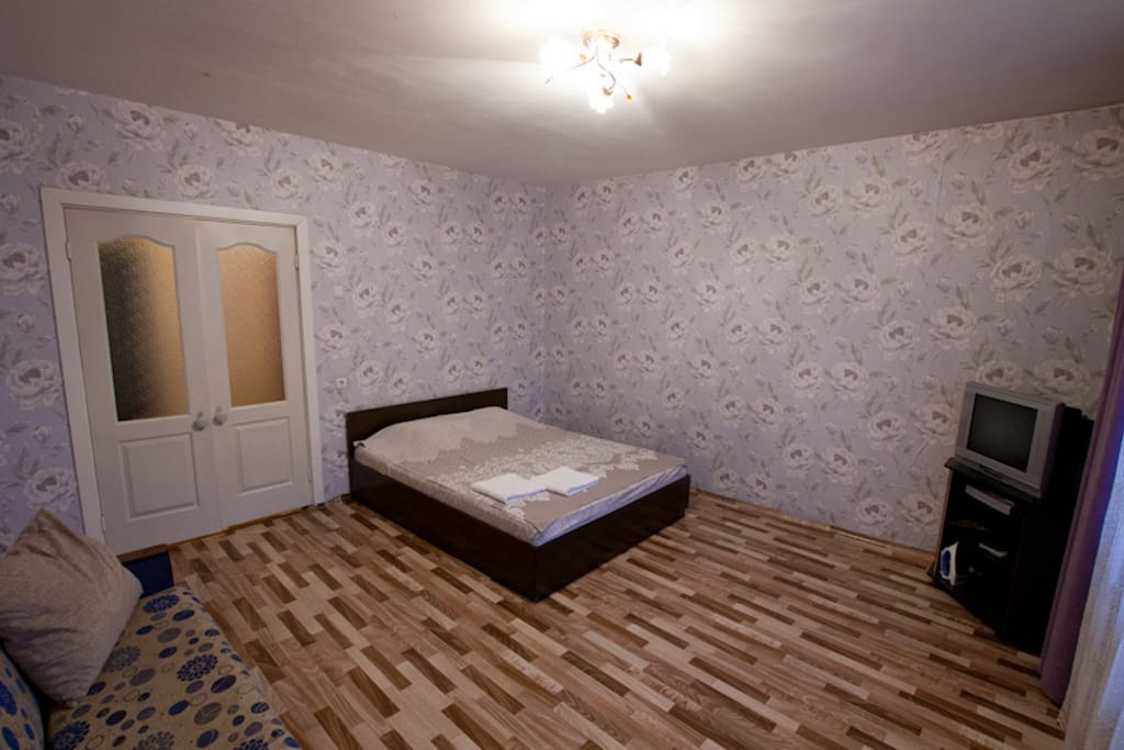 Кровать в комнате