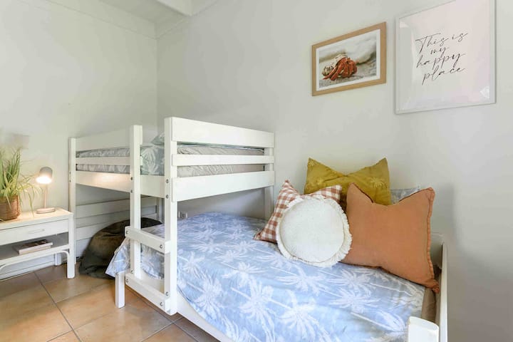 Двуетажна стая x 2 единични легла