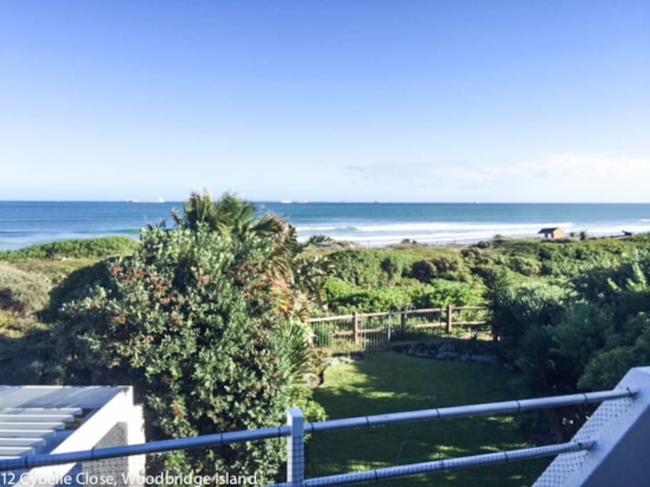 View to the sea, with direct access to the beach