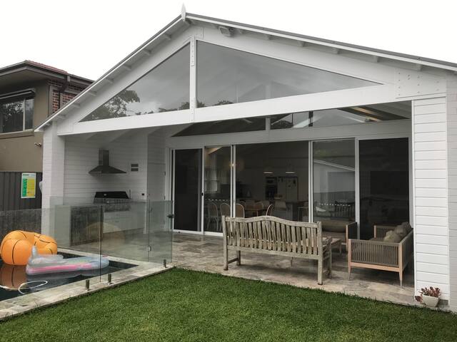 Entire Family home with pool (near Manly) gallery image 4