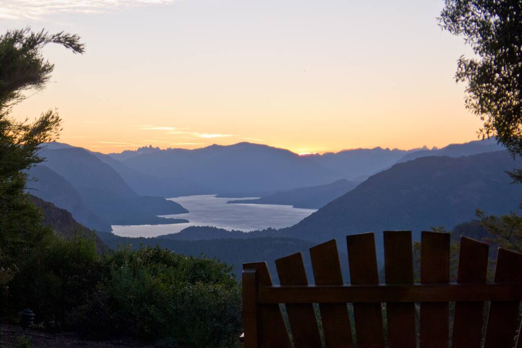 Vista desde el jardín al atardecer.