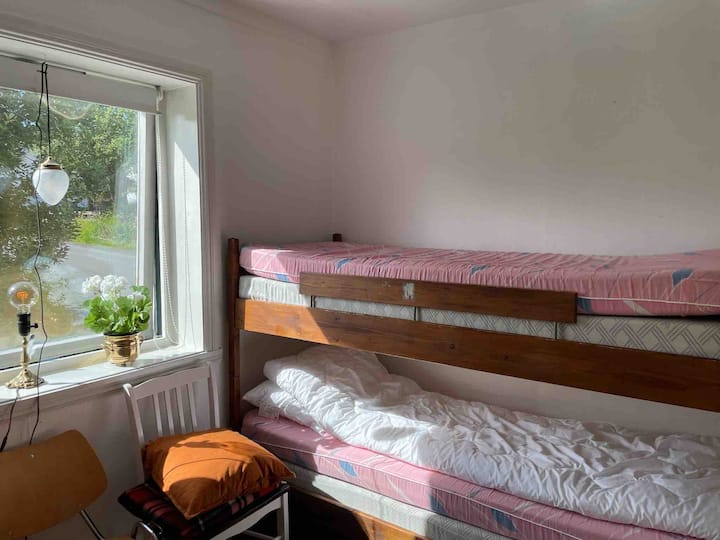 Საძინებელი 5: საწოლების სიგანე 75 სმ 