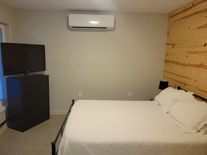 Спална соба бр.2 со брачен кревет (широк 150-179 см)