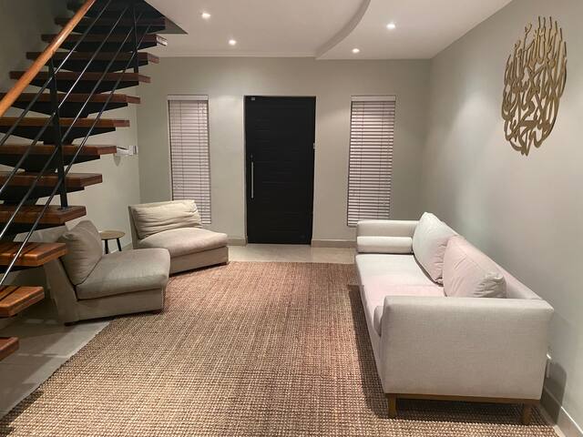 Load-shedding free home with Table Mountain views gallery image 3