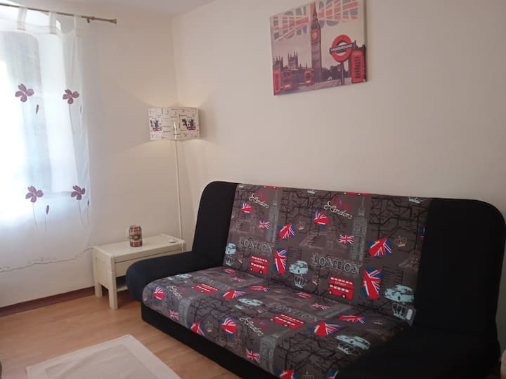 Sala de estar con sofá